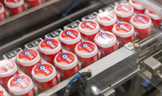 Evoluția gumei de mestecat: de la William Wrigley Jr. la rațiile militare și zborurile spațiale