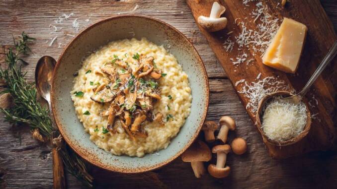 Risotto cremos cu ciuperci și parmezan: rețetă ușoară și sfaturi pentru o textură ideală