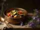 Tocană parfumată de legume cu verdețuri proaspete, servită în stil rustic
