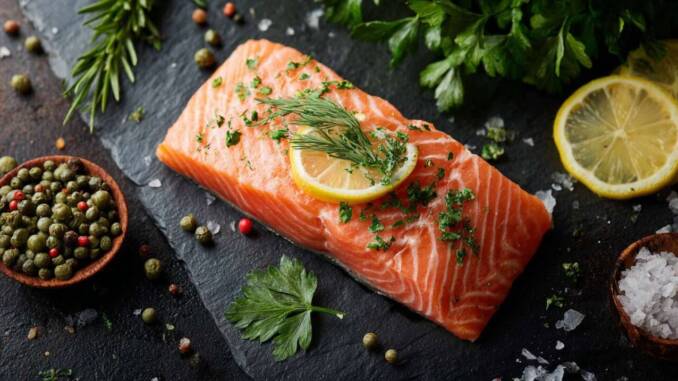 Filet de somon cu lămâie și ierburi aromatice, garnisit cu pătrunjel și capere Filet de somon cu lămâie și ierburi aromatice, garnisit cu pătrunjel și capere