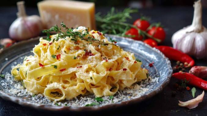 Rețetă expres de tagliatelle cu lemon și parmezan, sos cremos și fin în 22 de minute Rețetă expres de tagliatelle cu lemon și parmezan, sos cremos și fin în 22 de minute