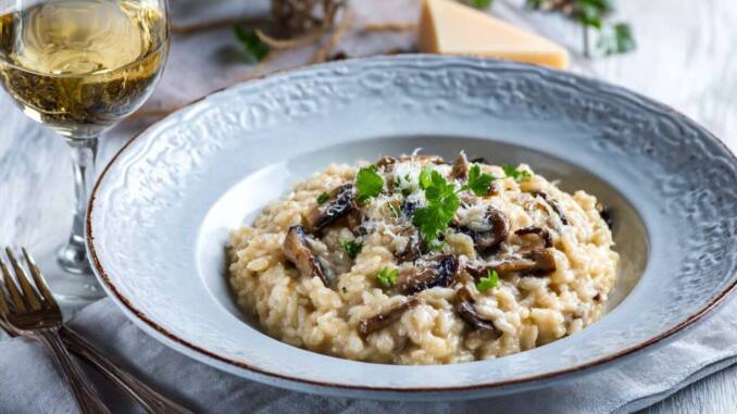 Rețetă de risotto cremos cu ciuperci și parmezan: ghid pas cu pas pentru orez al dente