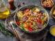 Salată călduță de legume cu sos de lămâie și năut, ideală ca fel principal sau garnitură