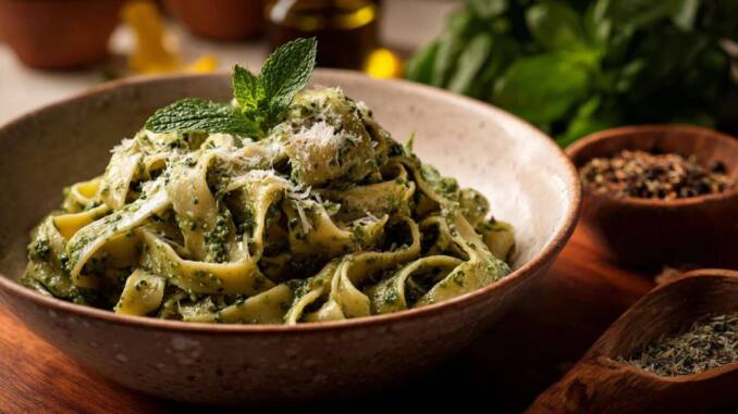 Tagliatelle cu sos pesto de busuioc și parmezan: rețetă simplă și cremoasă pentru 4 porții