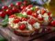Plăcintă rustică cu roșii și brânză feta: rețetă facilă și ingrediente pentru 4 porții