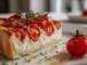 Plăcintă sărată cu roșii și busuioc verde — rețetă cu blat fraged și cremă de ricotta