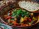 Tocană țărănească de legume cu ierburi parfumate, servită cu pâine de casă sau mămăligă