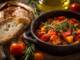 Tocană țărănească de legume cu ierburi parfumate, servită cu pâine de casă rustică