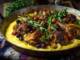 Tocăniță țărănească de pui cu ierburi aromatice, servită alături de mămăligă sau piure