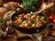 Tocană țărănească de pui cu legume parfumate, servită alături de pâine sau mămăligă