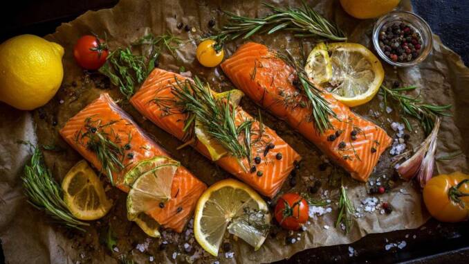 File de somon cu ierburi, lămâie și capere coapte la cuptor