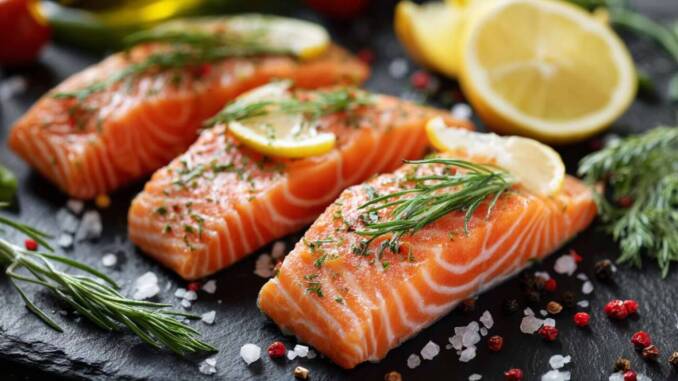 File de somon cu verdețuri și suc de lămâie: rețetă rapidă și fragedă pentru 4 porții