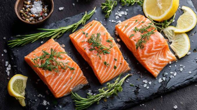 File de somon cu ierburi, unt și felii de lămâie pentru crustă crocantă pe exterior