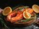 Filet de somon cu suc de lămâie și ierburi aromate: rețetă rapidă și delicioasă