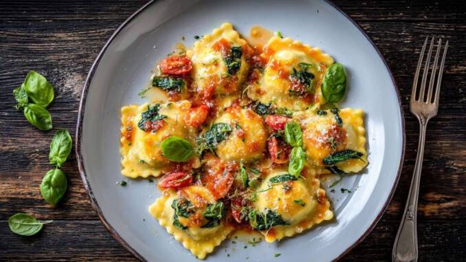 Ravioli umpluți cu ricotta și spanac, în sos simplu de roșii: instrucțiuni pas cu pas pentru ravioli făcuți în casă