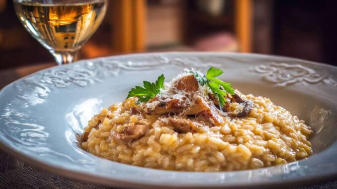 Risotto fin și cremos cu ciuperci, parmezan și vin alb