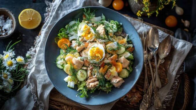 Salată caldă de pui cu ierburi și lămâie: rețetă simplă și rapidă