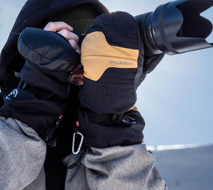 Vallerret introduce seria Senja: mănușile Senja Mitt și Senja Liner destinate fotografilor în aer liber