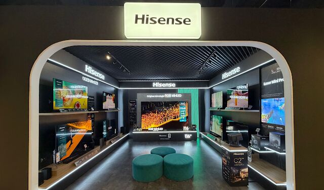 Hisense UX RGB MiniLED de 116 inch, cel mai mare televizor fabricat în serie, expus la Altex București Nord