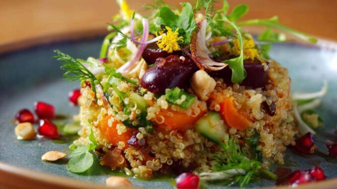 Rețetă: salată din quinoa cu legume crocante, dressing de lămâie și semințe de dovleac