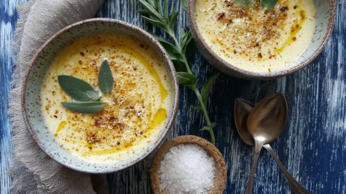 Rețetă de supă cremă din dovleac cu salvie și parmezan, ușoară și catifelată