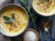 Rețetă de supă cremă din dovleac cu salvie și parmezan, ușoară și catifelată