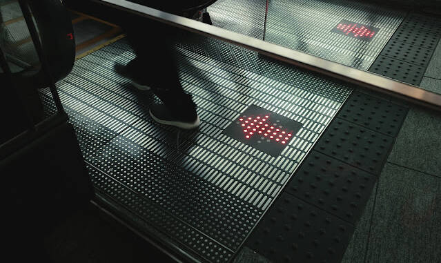 Ricoh GR IV HDF, compactă dotată cu filtru de difuzie integrat pentru fotografia de stradă