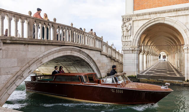 Ryan Murphy prezintă Frumusețea, un thriller despre modă, corporații și virusul care rescrie perfecțiunea