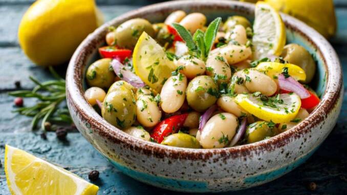 Salată de năut cu lămâie și verdeață proaspătă, rețetă fără gătire, rapidă și plină de aromă