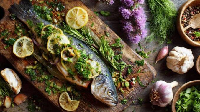 Somon la cuptor cu ierburi, lămâie și usturoi - rețetă rapidă, fragedă și plină de savoare