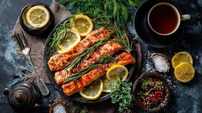 Somon la cuptor cu lămâie, usturoi și mărar — o rețetă rapidă pentru file fragede