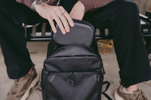 WANDRD prezintă PRVKE Zip și PRVKE Pocket: rucsacuri echipate cu fermoar pentru acces rapid la echipament